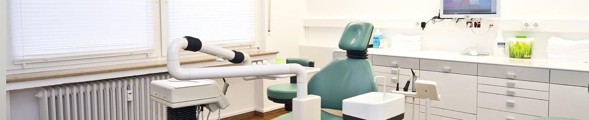 Helles, modern eingerichtetes Behandlungszimmer